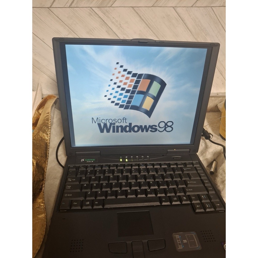 Vintage Gateway Solo 5150 Series Laptop Powers ON AS IS NEEDS NEW HARD DRIVE
